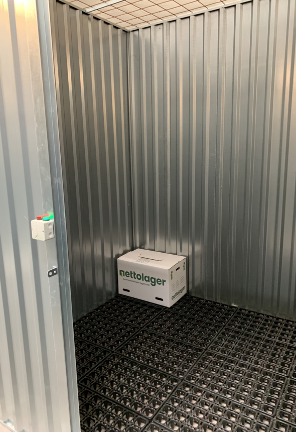 Flyttekasse i opbevaringsrum