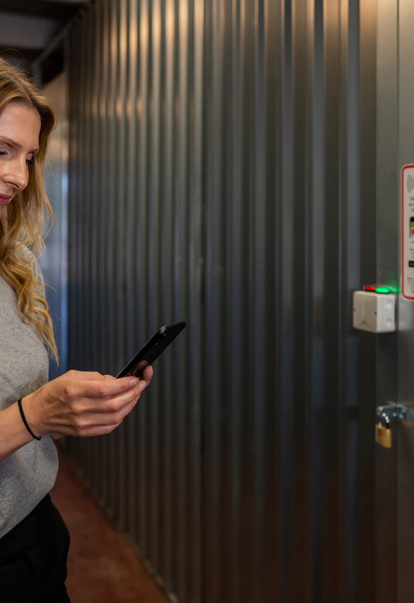 Kvinde i indgang med telefon hos Nettolager